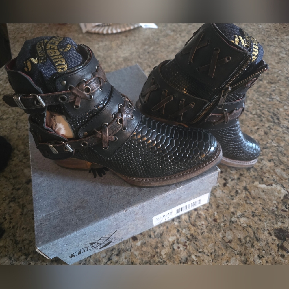 Freebird By Steven WOMENS Ankle Bootie| DUBLIN |Black SNAKE|SIZE 7| DISCONTINUED - Picture 10 of 11